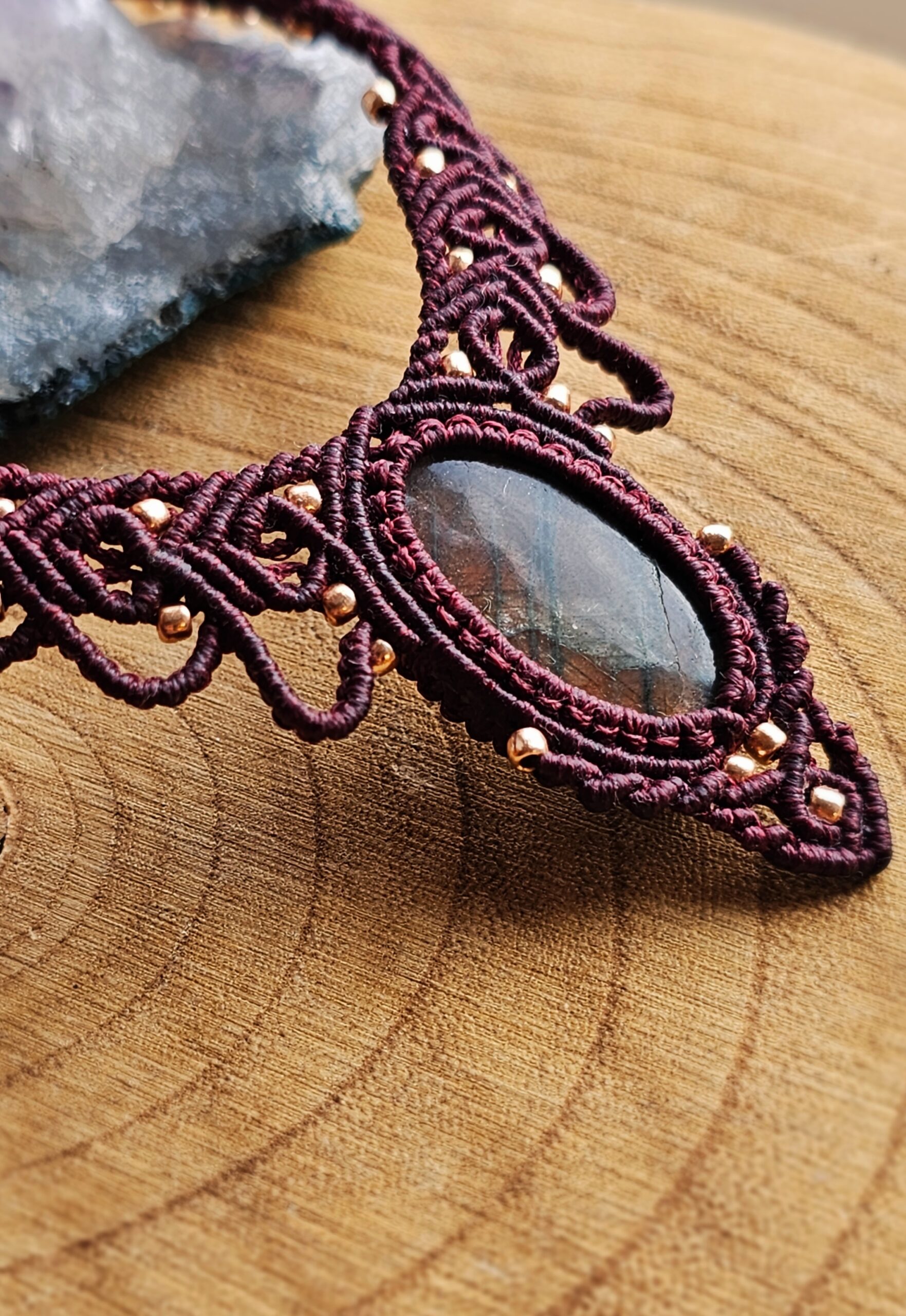 Kolia "Queen" z fioletowym labradorytem - micromacrama - obrazek 3