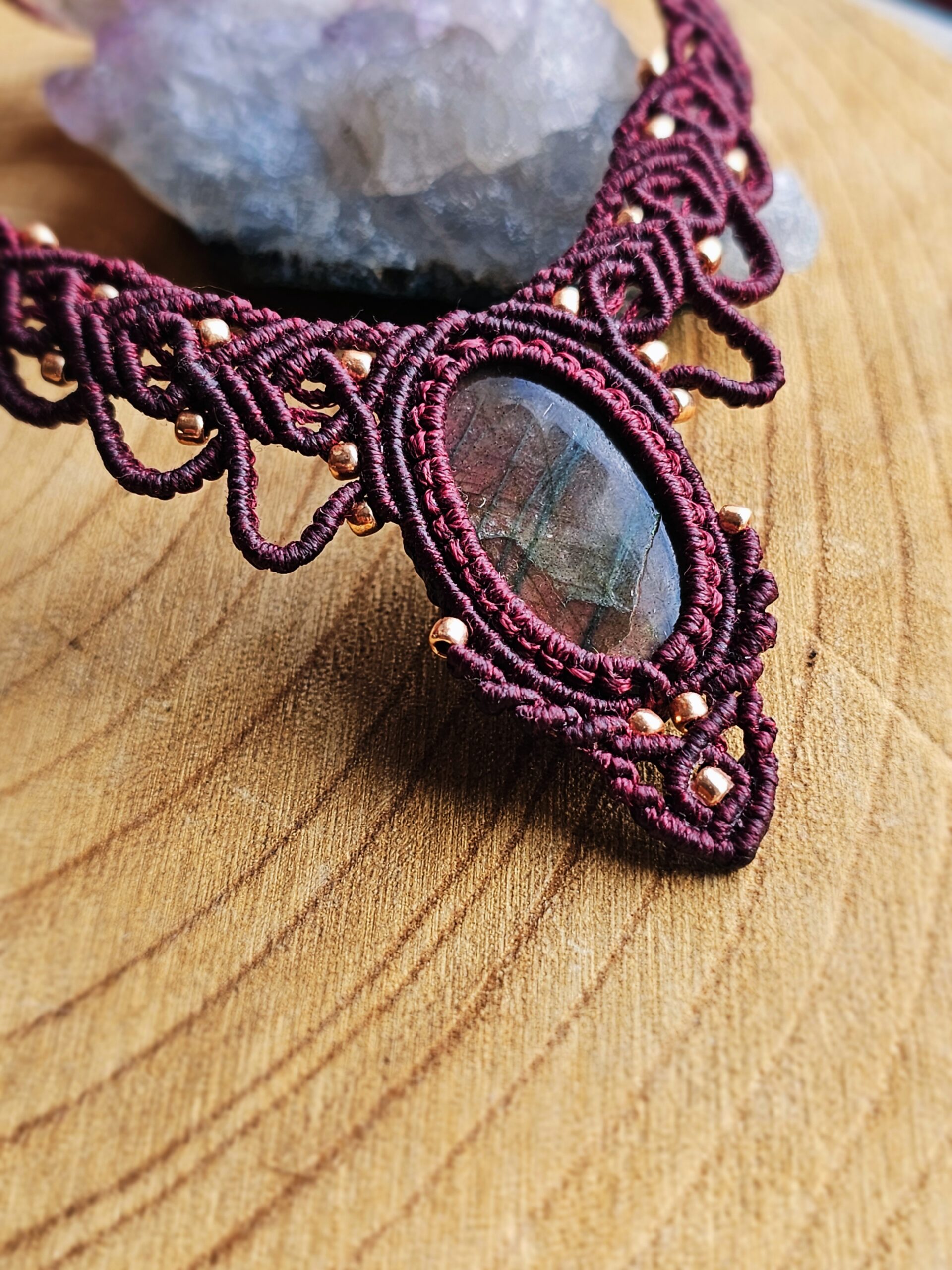 Kolia "Queen" z fioletowym labradorytem - micromacrama - obrazek 5