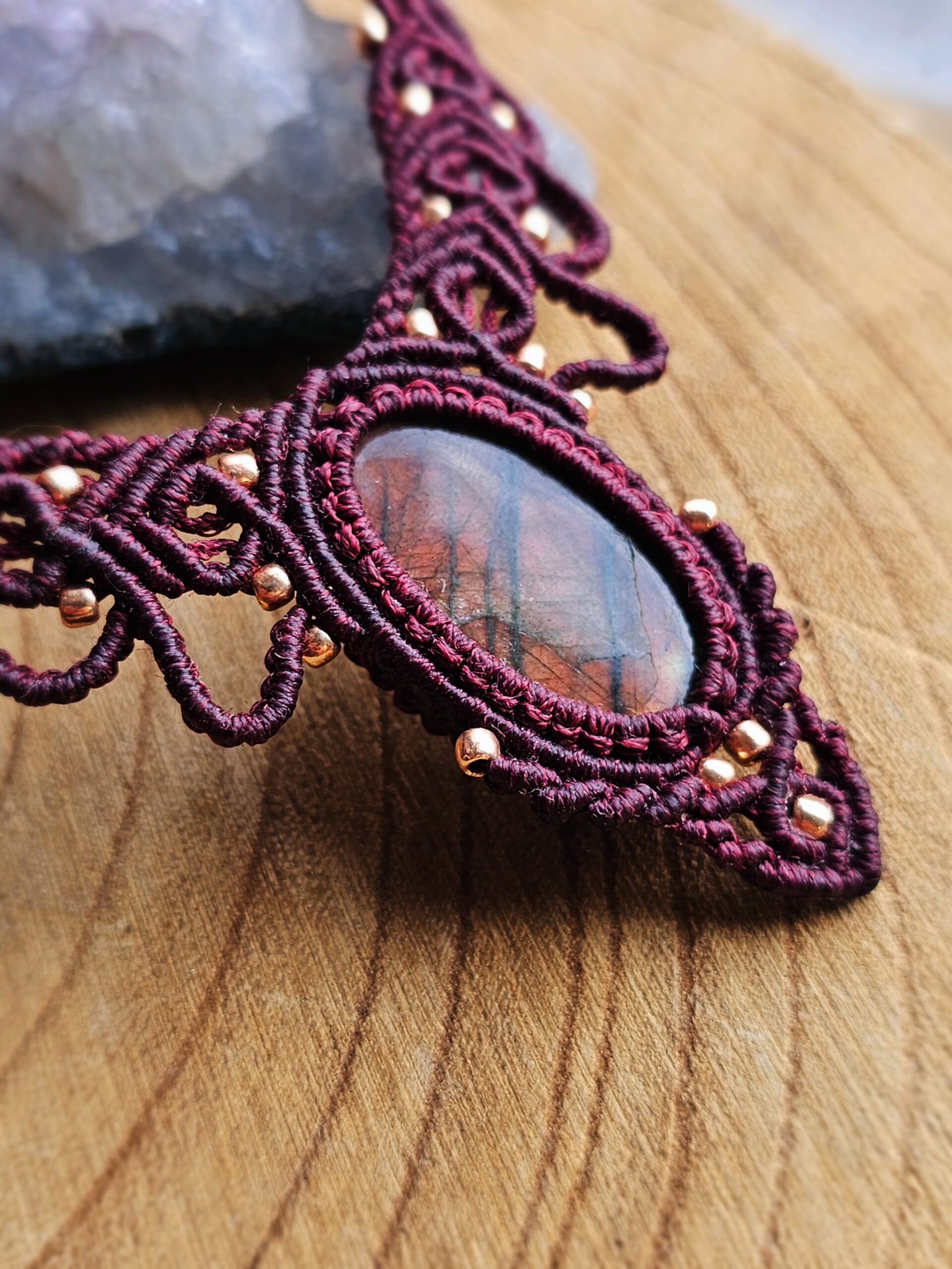 Kolia "Queen" z fioletowym labradorytem - micromacrama - obrazek 4