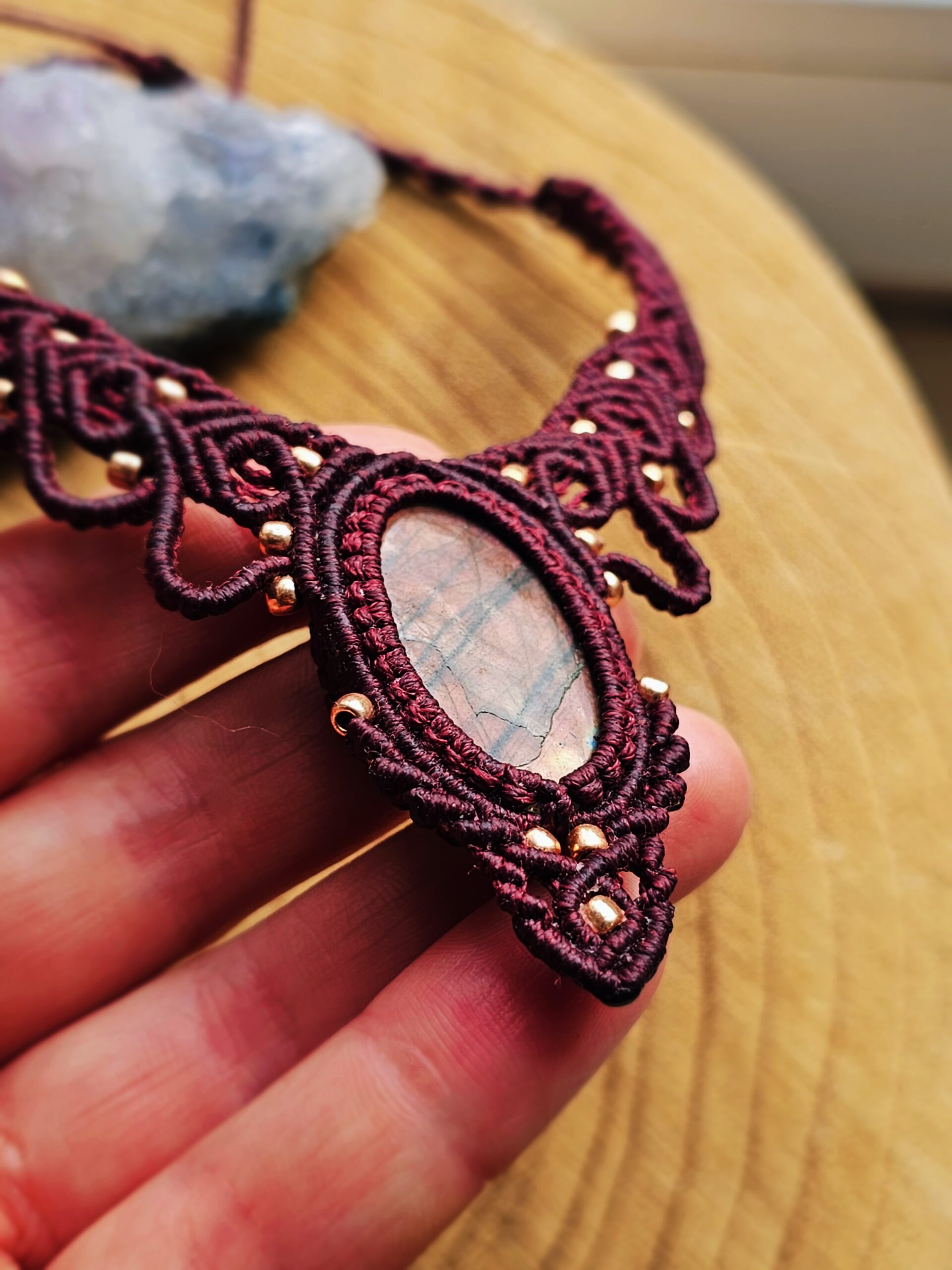 Kolia "Queen" z fioletowym labradorytem - micromacrama - obrazek 2