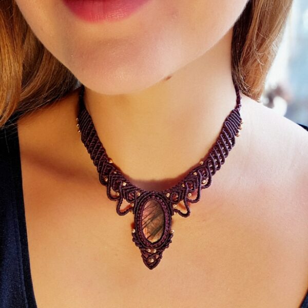 Kolia "Queen" z fioletowym labradorytem - micromacrama