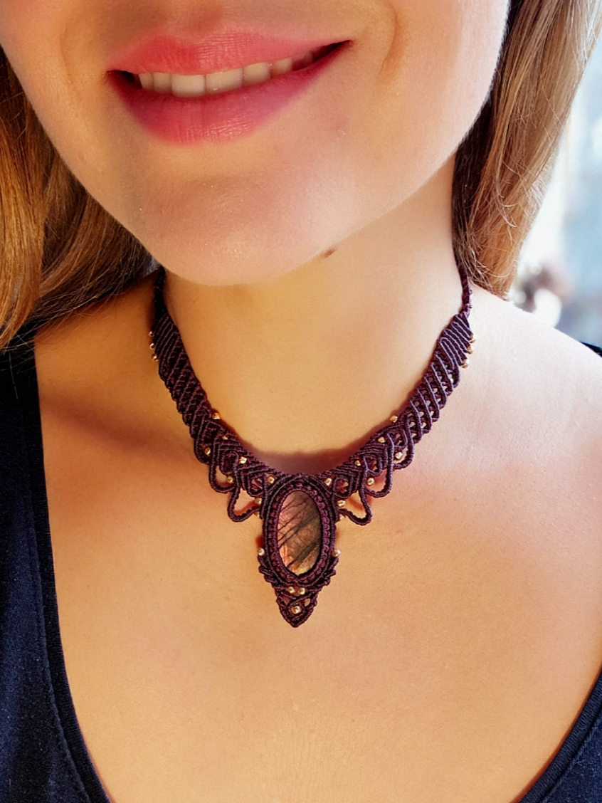 Kolia "Queen" z fioletowym labradorytem - micromacrama