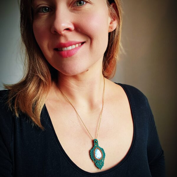 Wisior "Amazonit" - pleciony na łańcuszku