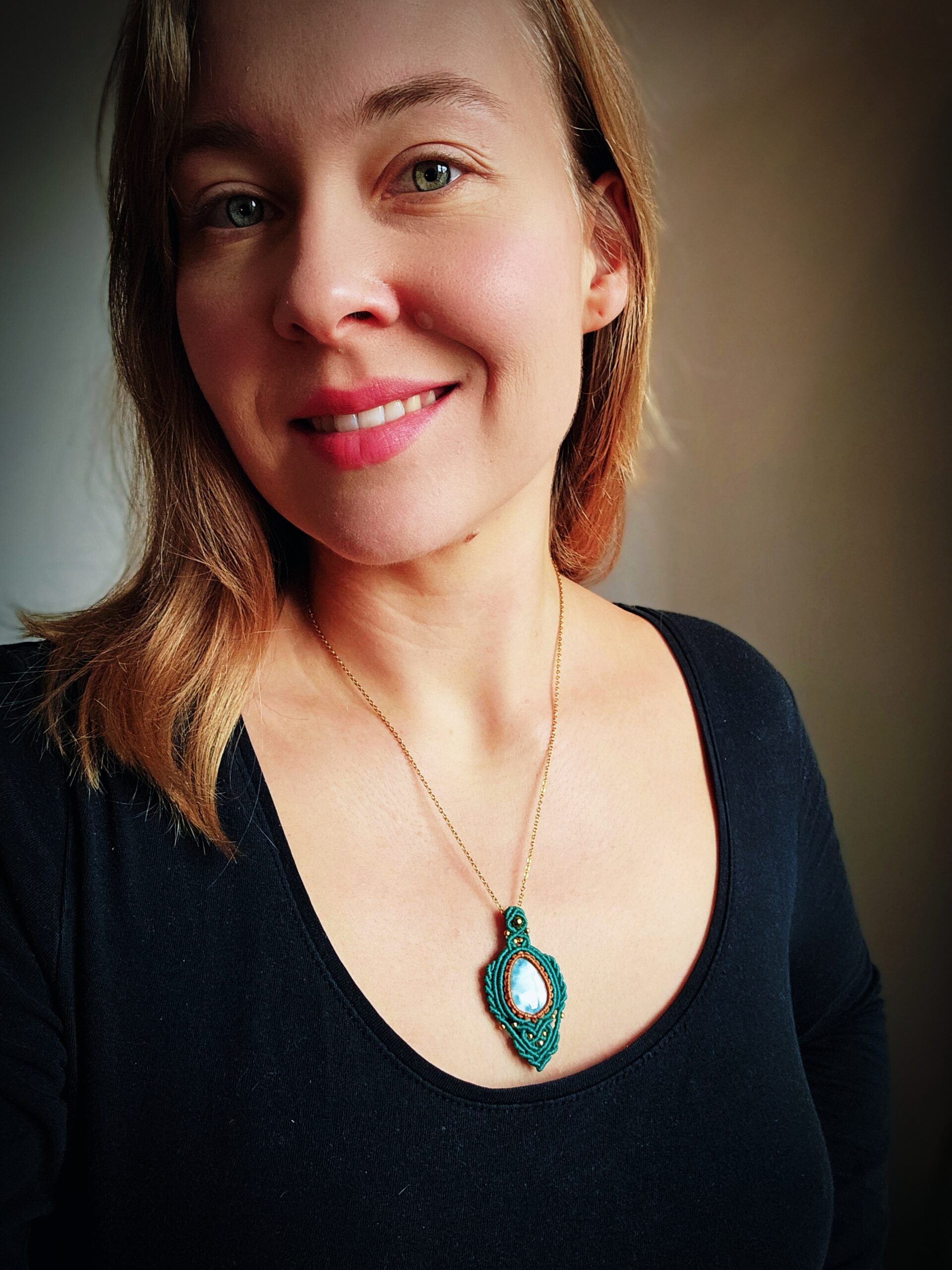 Wisior "Amazonit" - pleciony na łańcuszku