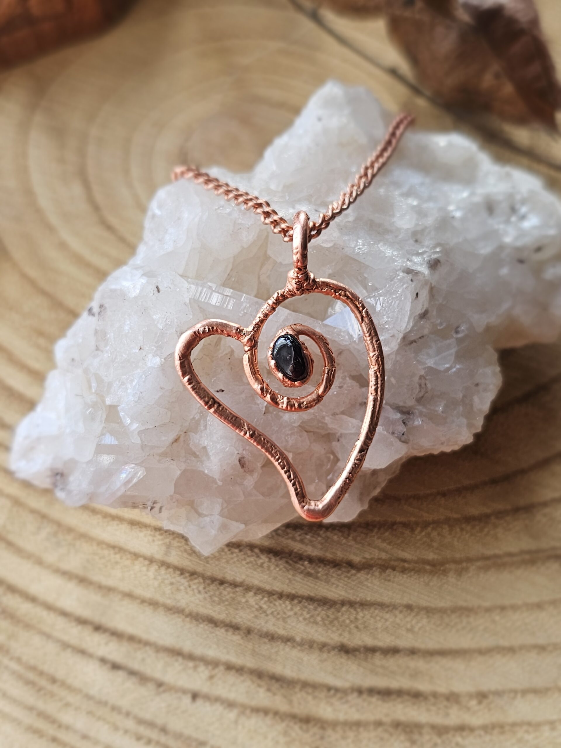 Amulet miedziany - 'Spiralka Miłości' z granatem