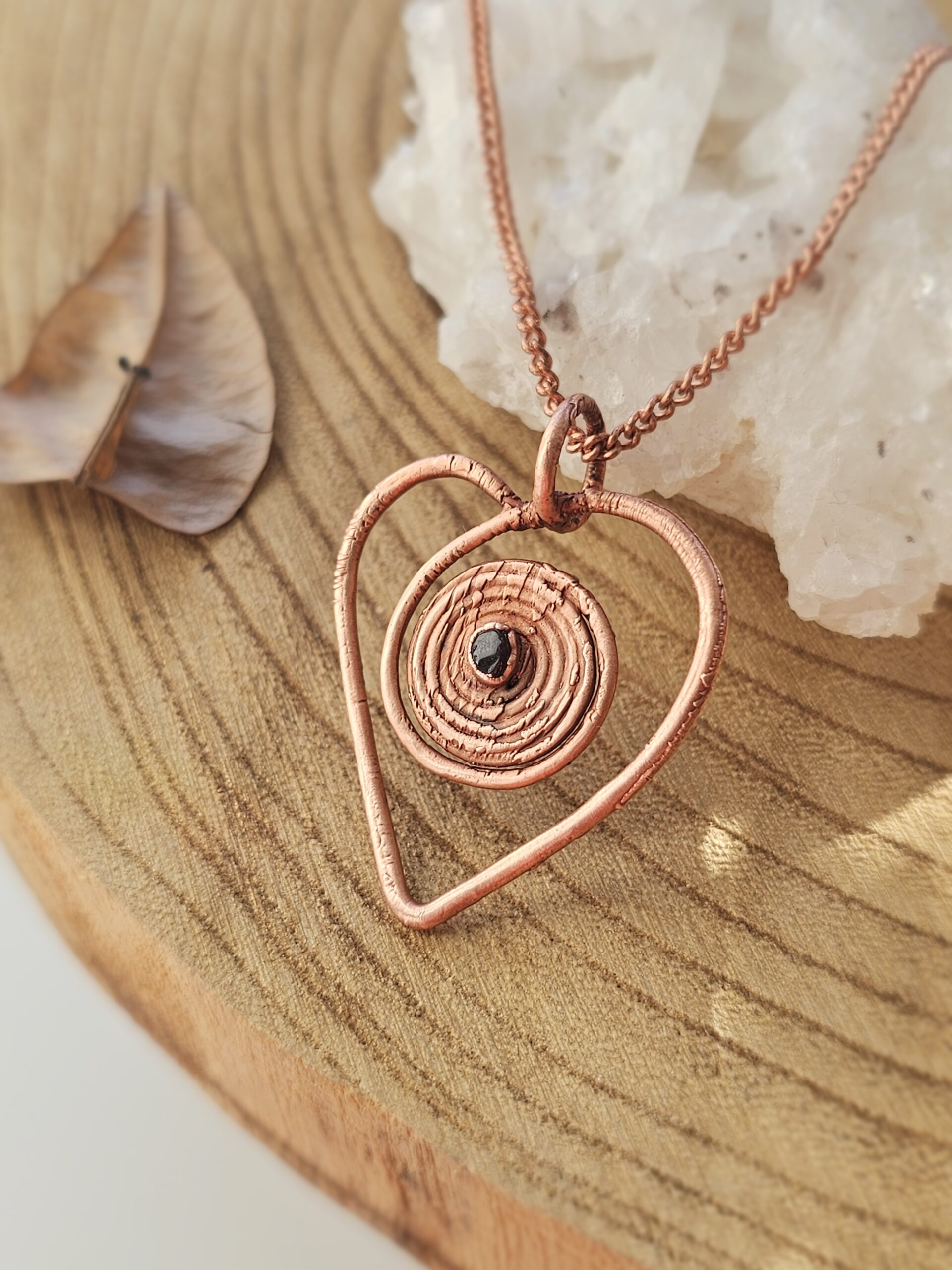 Amulet miedziany - 'Spirala Miłości' z granatem - obrazek 2