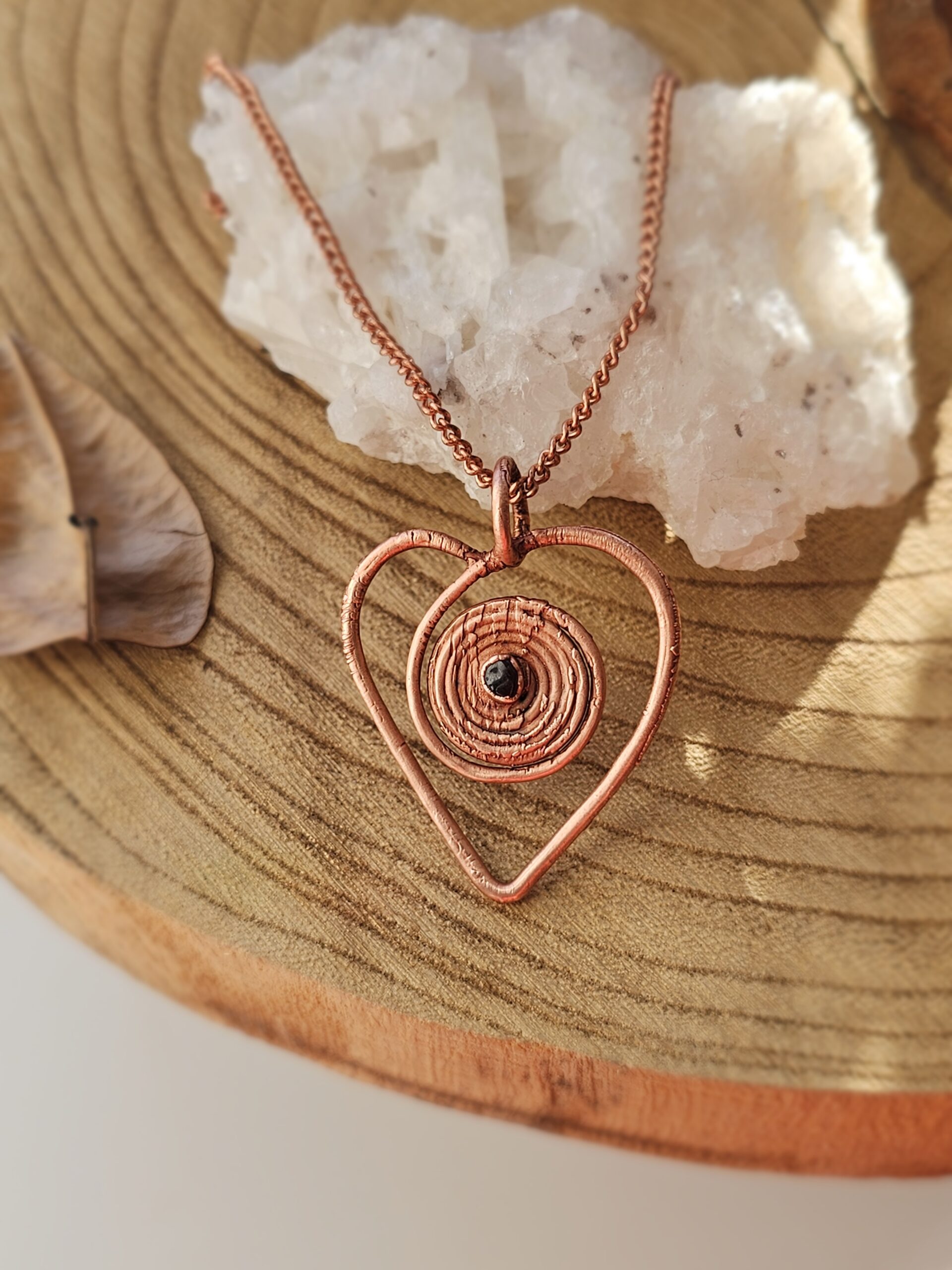 Amulet miedziany - 'Spirala Miłości' z granatem - obrazek 3