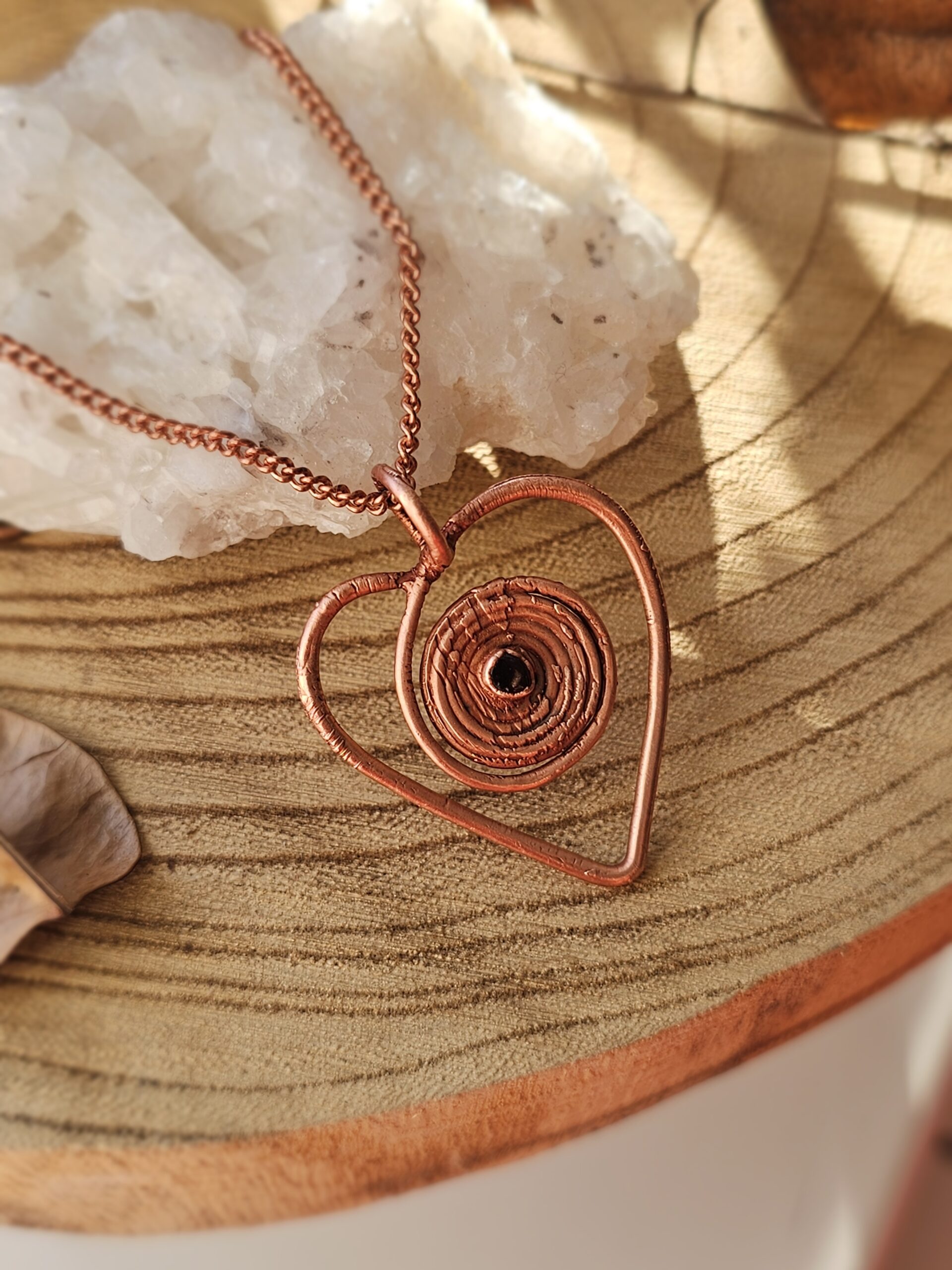 Amulet miedziany - 'Spirala Miłości' z granatem - obrazek 4