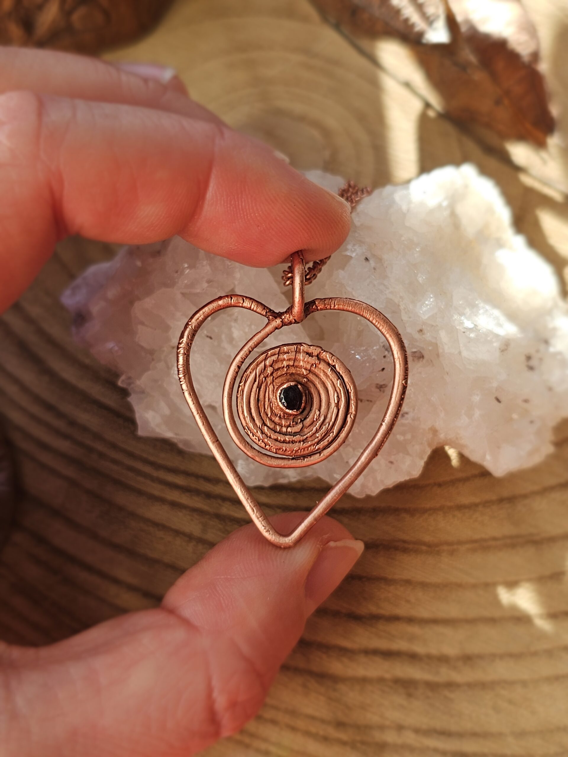 Amulet miedziany - 'Spirala Miłości' z granatem - obrazek 6