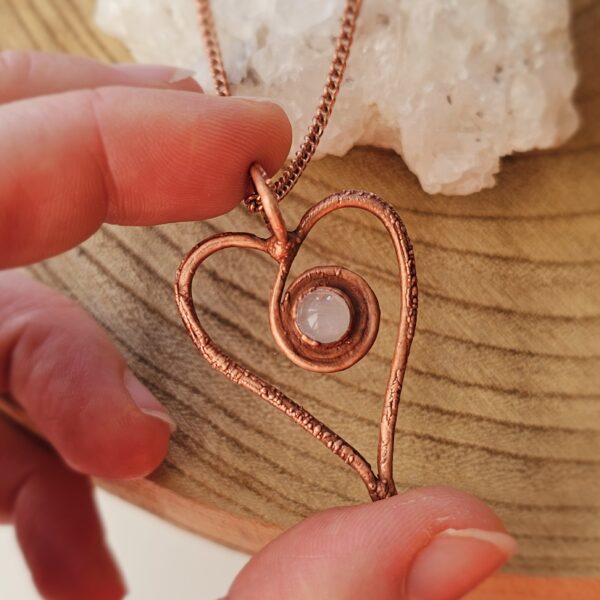 Amulet miedziany - 'Spirala Miłości' z kwarcem różowym