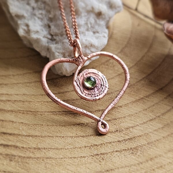 Amulet miedziany - 'Spirala Miłości' z oliwinem