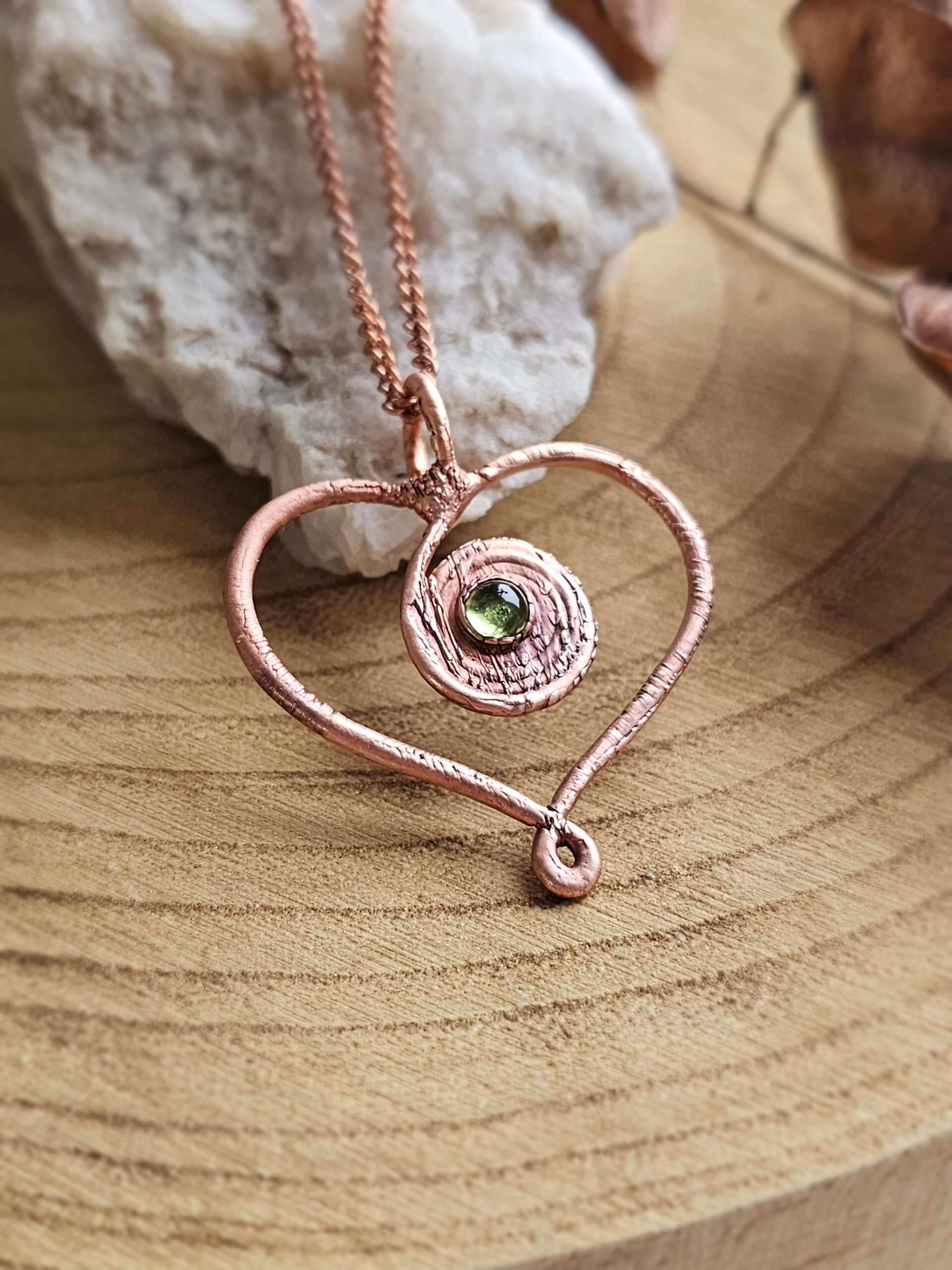 Amulet miedziany - 'Spirala Miłości' z oliwinem