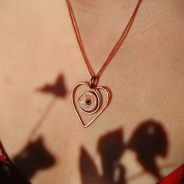 Amulet miedziany - 'Spirala Miłości' z granatem