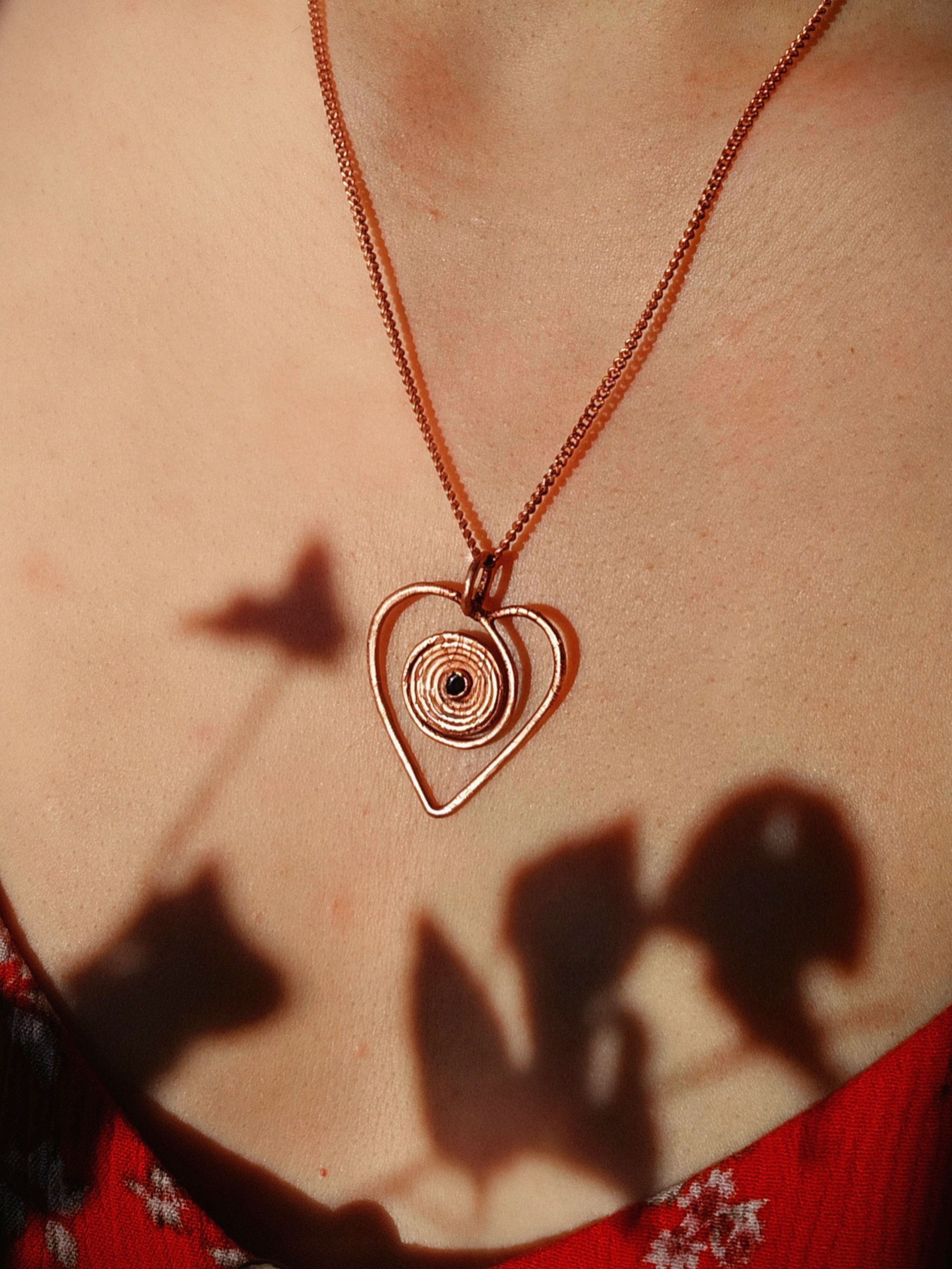 Amulet miedziany - 'Spirala Miłości' z granatem