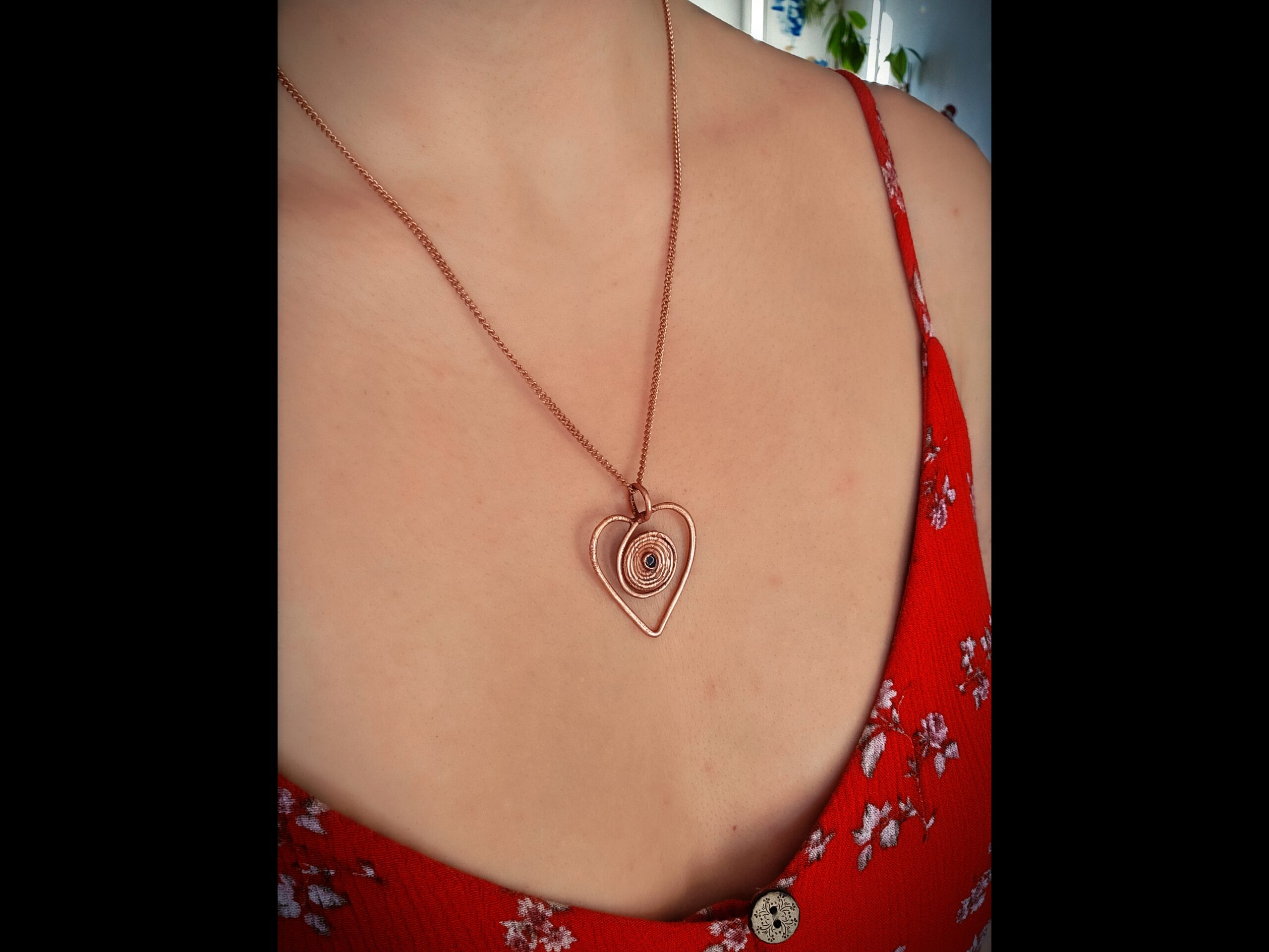 Amulet miedziany - 'Spirala Miłości' z granatem - obrazek 8