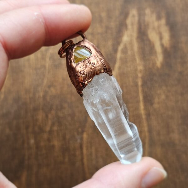 Amulet miedziany - surowy kryształ z tygrysim okiem