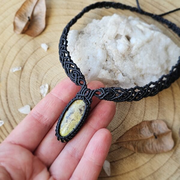 Kolia z  jaspisem trzmielim "Słoneczna"- micromacrama