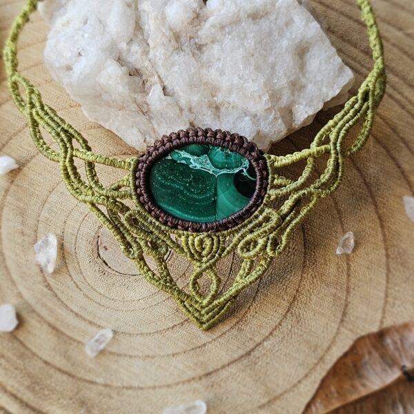 Kolia z Serii "Śpiew Wiosny" z malachitem - micromacrama