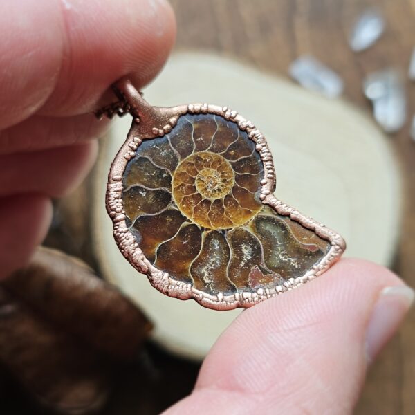 Naszyjnik miedziany - "Spirala przemiany" z amonitem