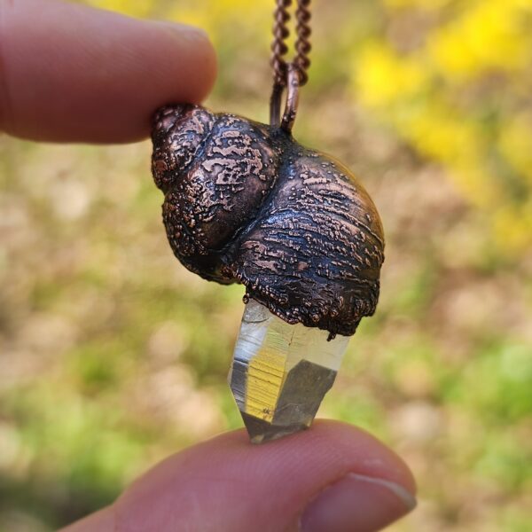 Amulet miedziany - "Echoes of the Spiral" z kryształem górskim
