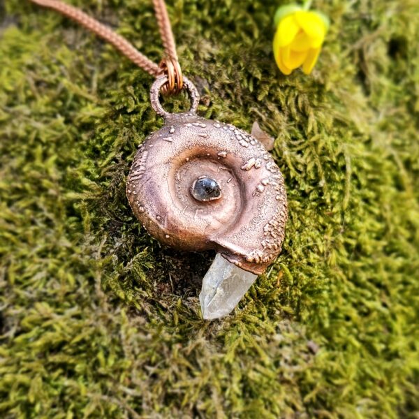 Amulet miedziany - "Echoes of the Spiral" z kryształem górskim