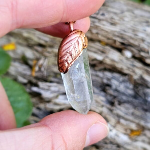 Naszyjnik miedziany - ochronny kryształ w miedzi z listkiem