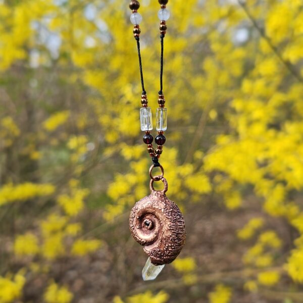 Amulet miedziany - "Echoes of the Spiral" z kryształem górskim i granatem