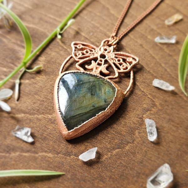 Naszyjnik miedziany z serii "Motyle Ciszy" z labradorytem złotym