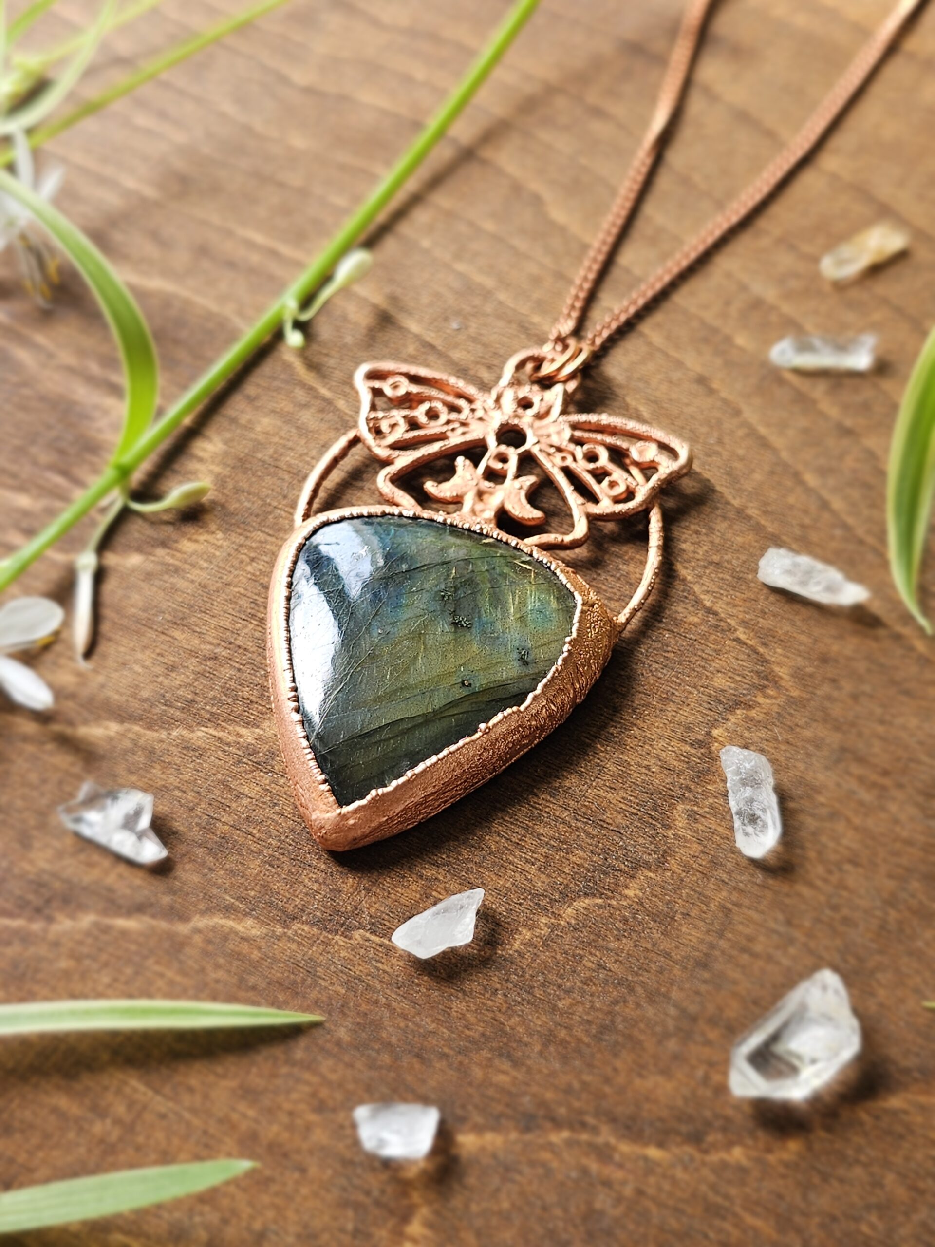 Naszyjnik miedziany z serii "Motyle Ciszy" z labradorytem złotym