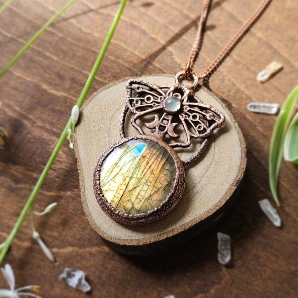 Naszyjnik miedziany z serii "Motyle Ciszy" z labradorytem i peridotem