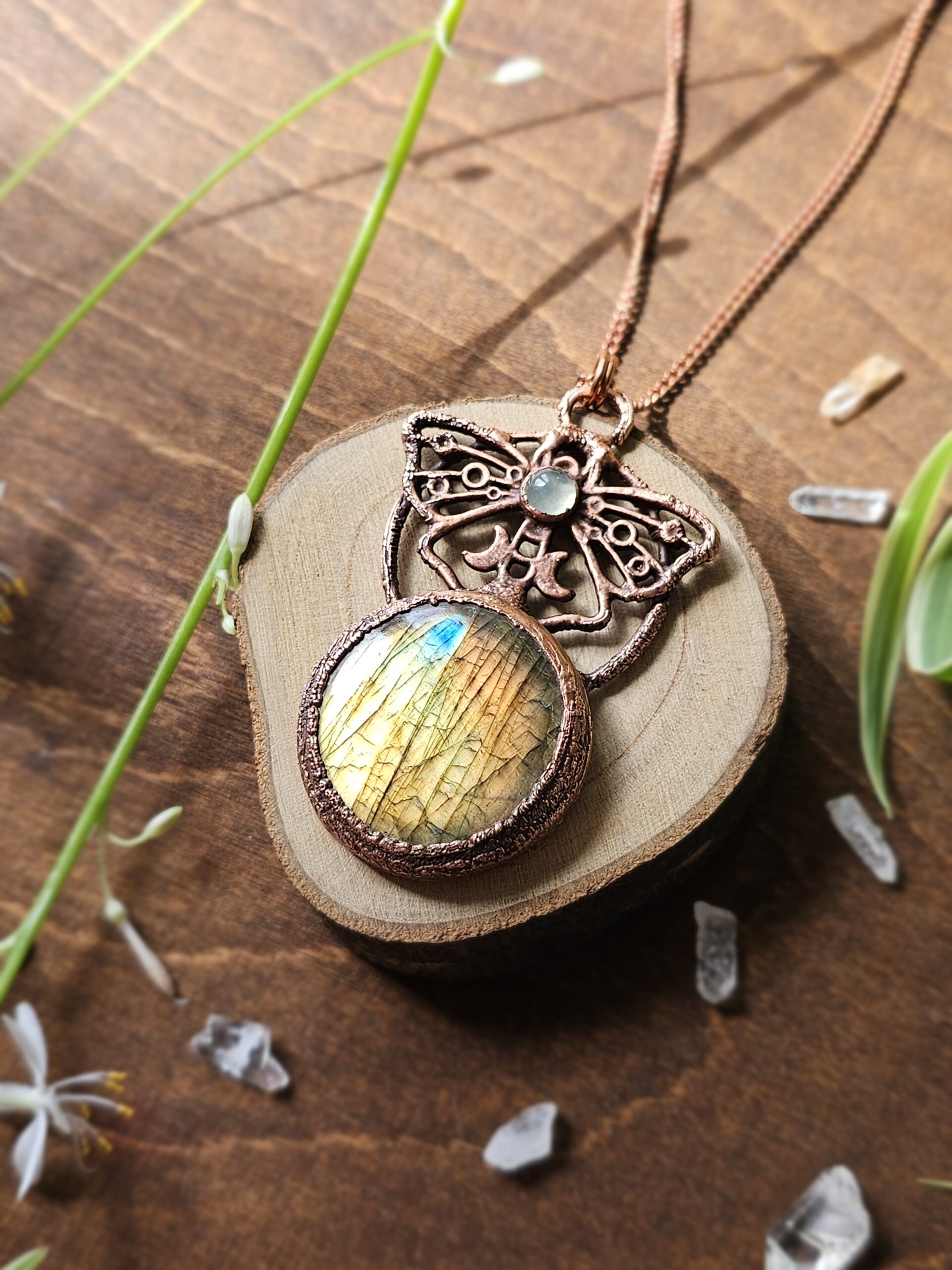 Naszyjnik miedziany z serii "Motyle Ciszy" z labradorytem i peridotem