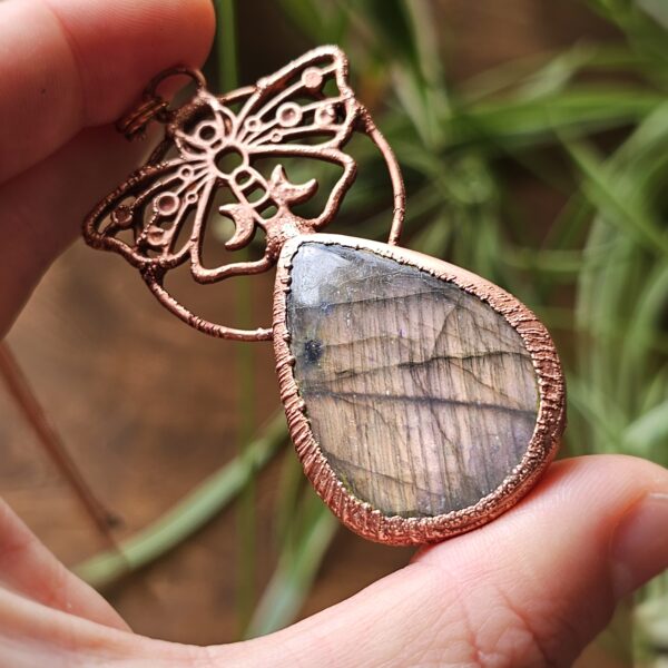 Naszyjnik miedziany z serii "Motyle Ciszy" z labradorytem wrzosowym