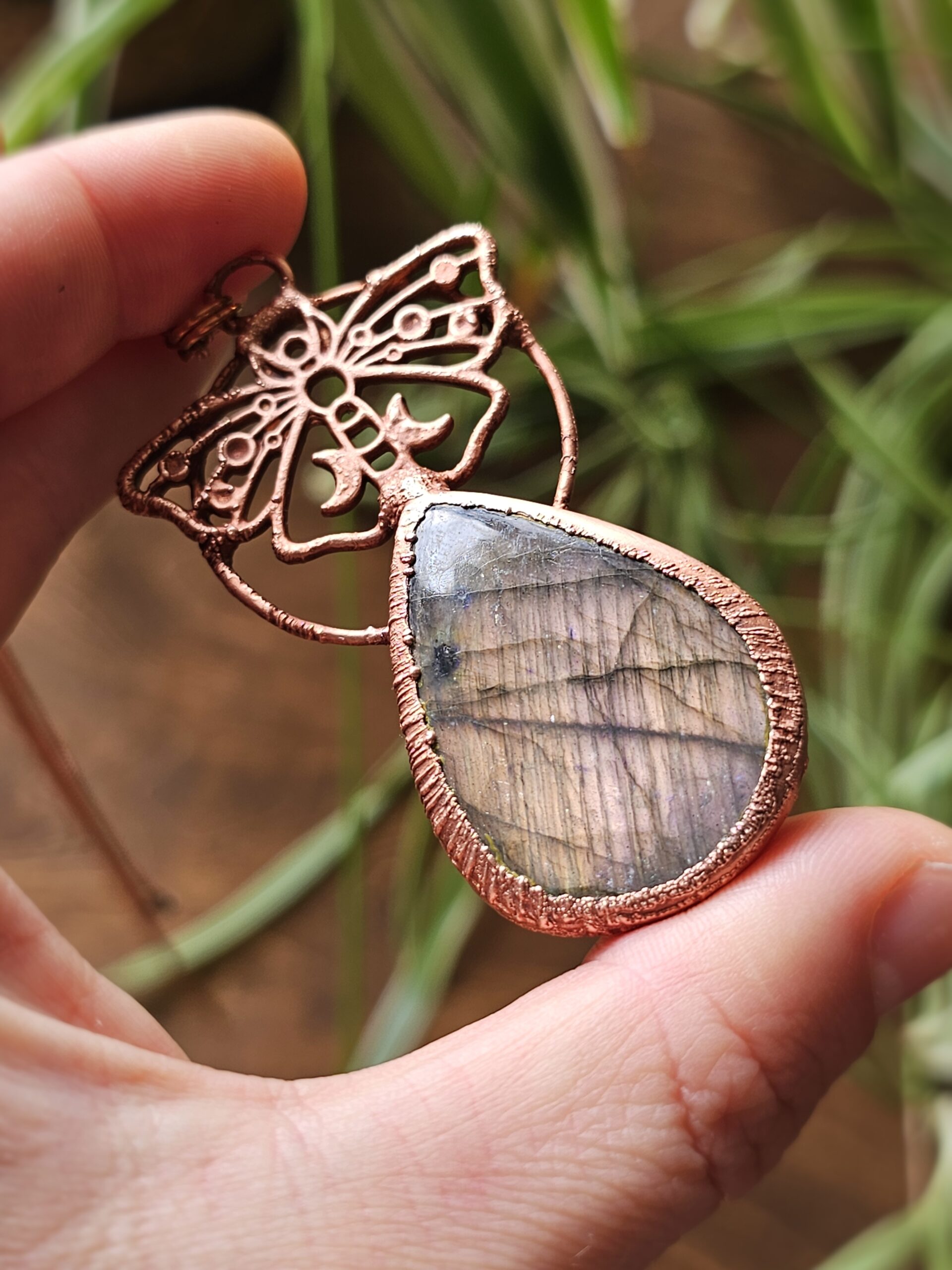 Naszyjnik miedziany z serii "Motyle Ciszy" z labradorytem wrzosowym