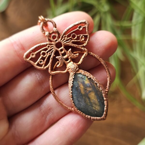 Naszyjnik miedziany z serii "Motyle Ciszy" z labradorytem łezką