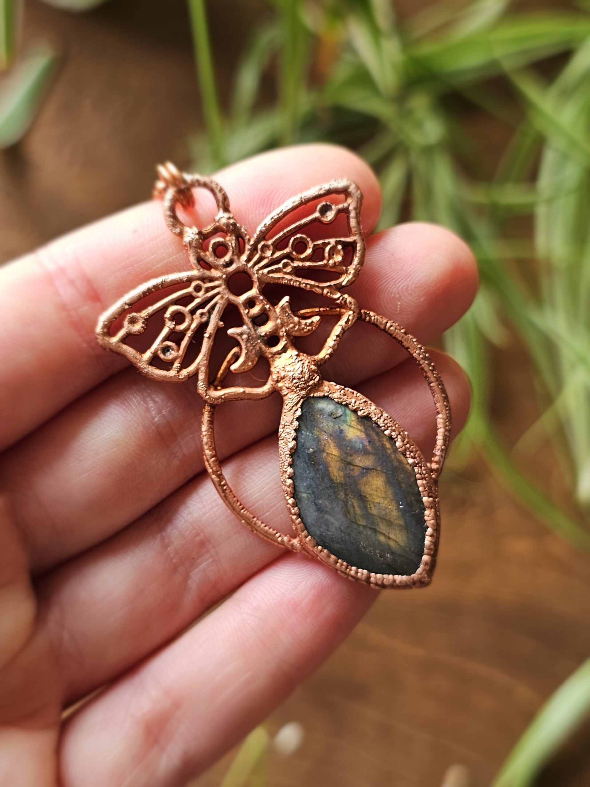 Naszyjnik miedziany z serii "Motyle Ciszy" z labradorytem łezką