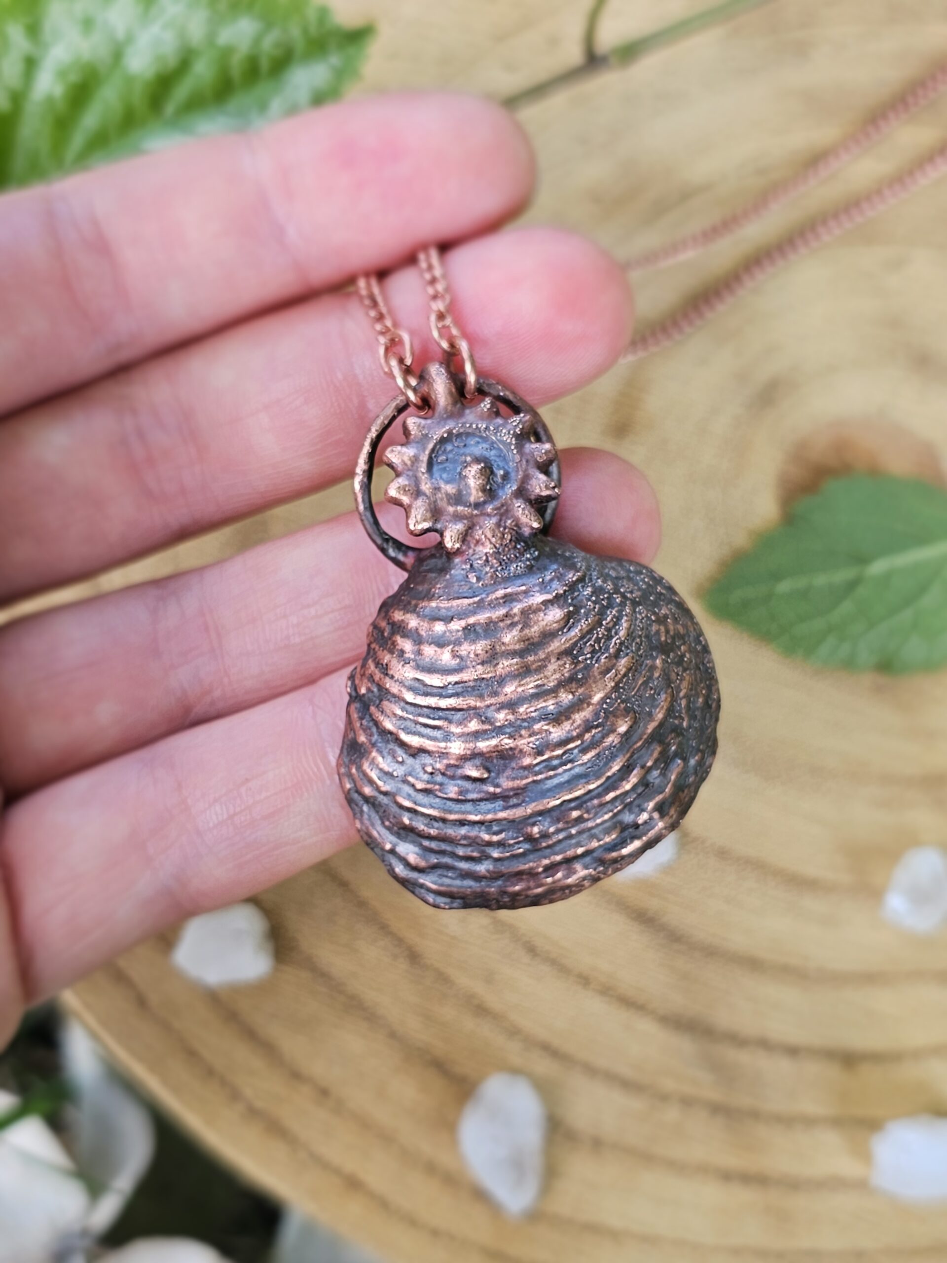 Letni Amulet ze Słoneczną Muszlą - miedziany - obrazek 2