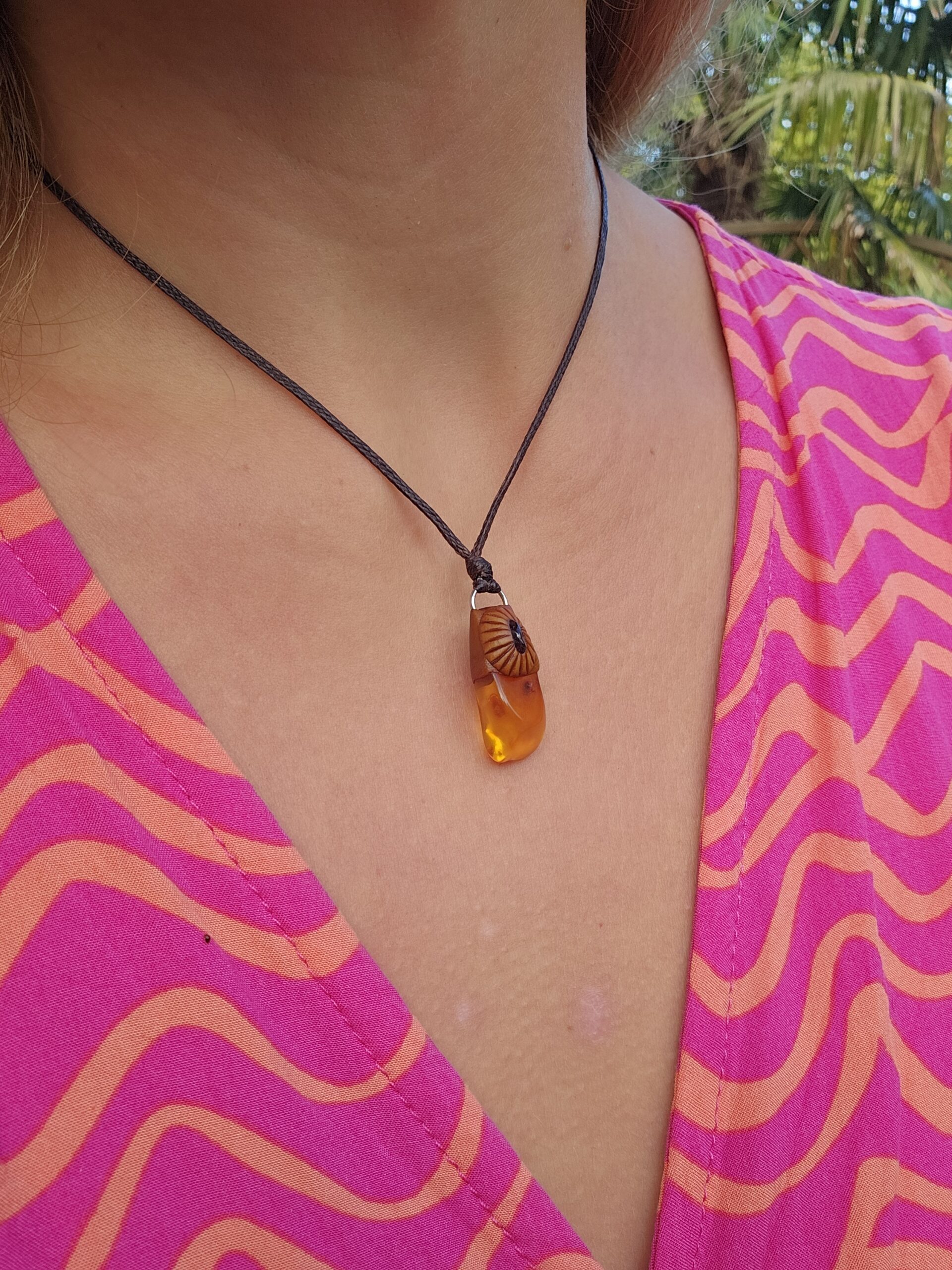 Amulet Wiecznego Lata "Kropla Słońca" - Bursztyn z Granatem