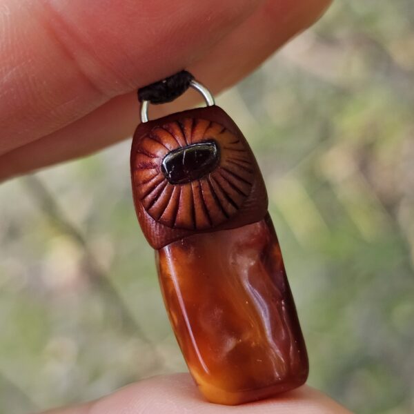 Amulet Wiecznego Lata "Kropla Słońca" - Bursztyn z Granatem