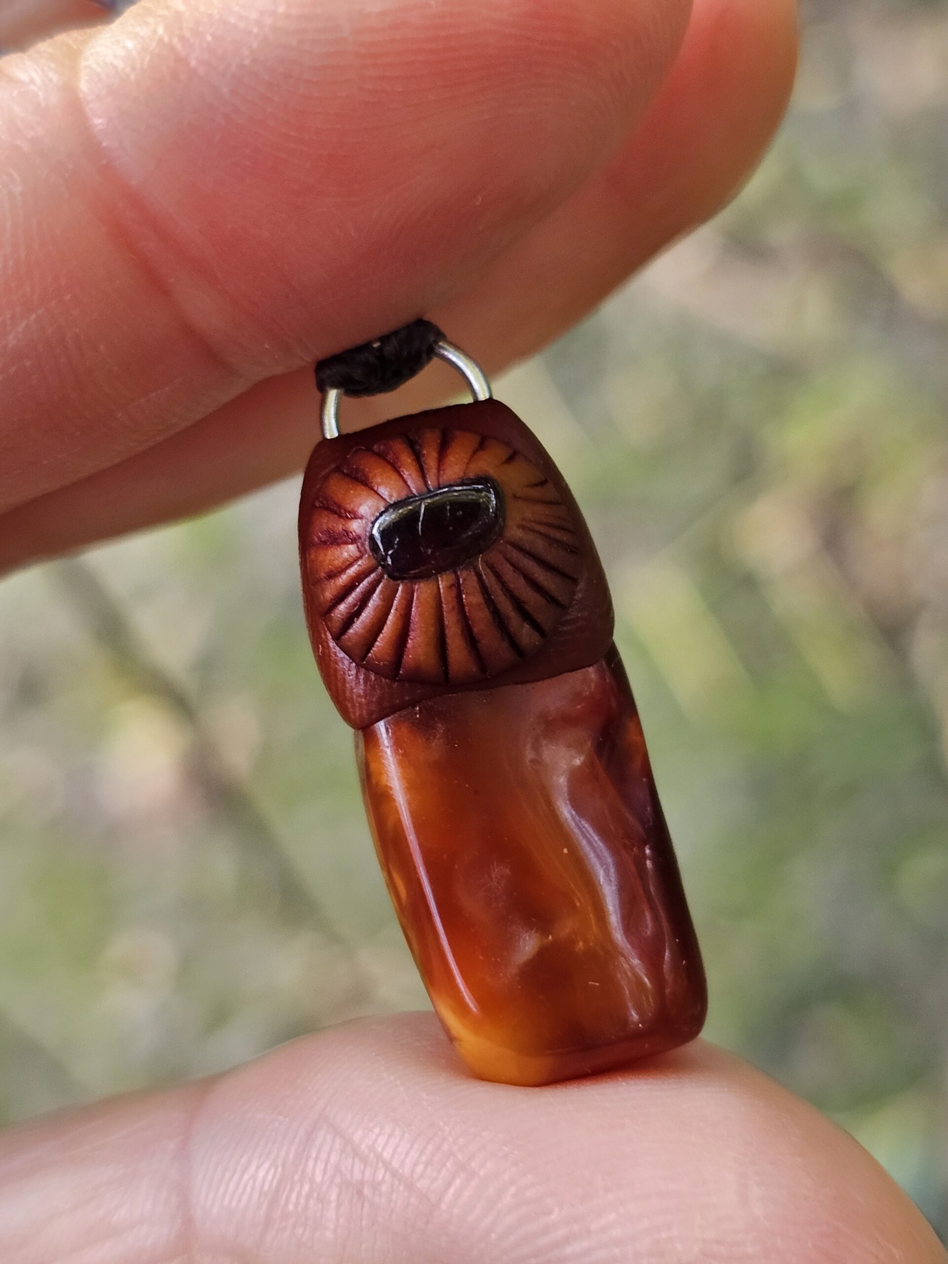 Amulet Wiecznego Lata "Kropla Słońca" - Bursztyn z Granatem